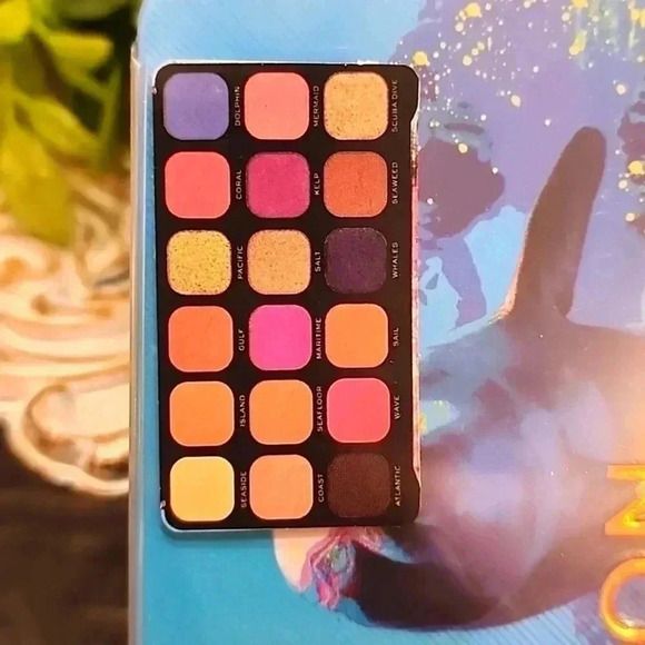 Revolution Hydra Dolphin Palette - Picture 3 of 3